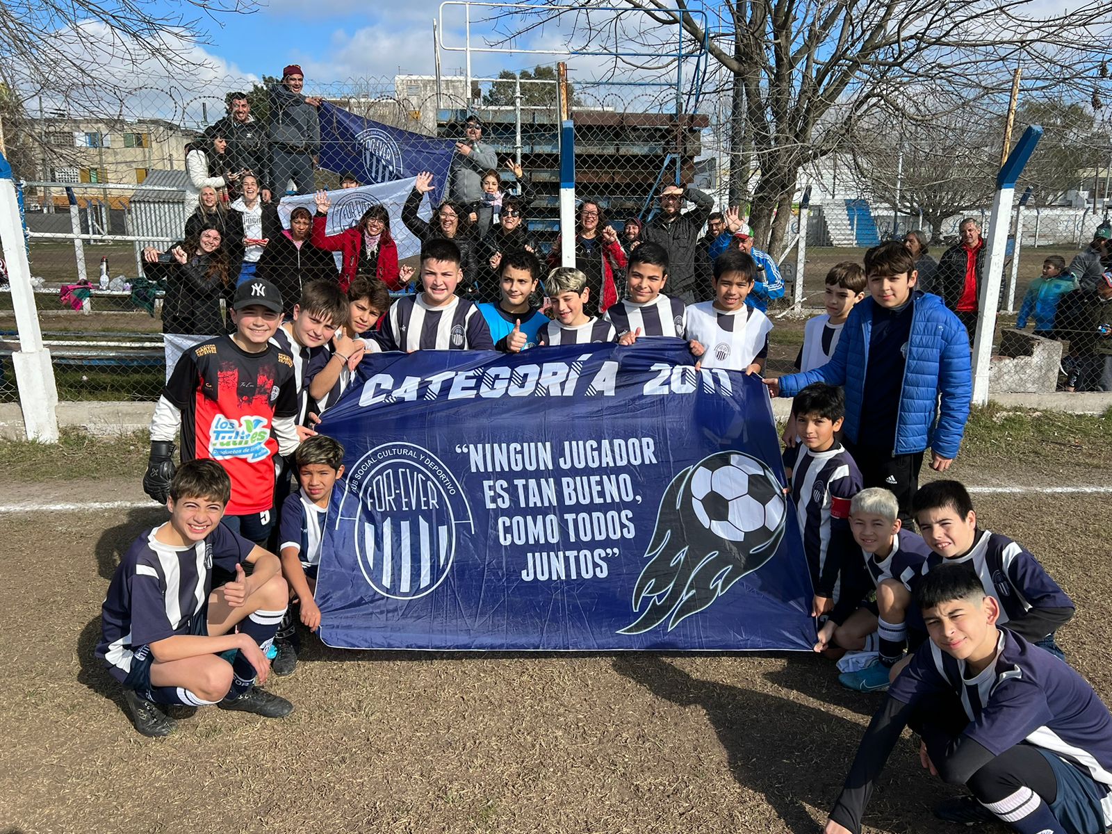 Una bandera de For Ever que lleva la esencia del deporte infantil y juvenil